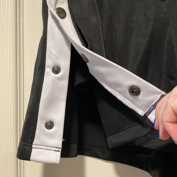 Urban Outfitters M Black/White Button Shorts - Picture 4 of 9